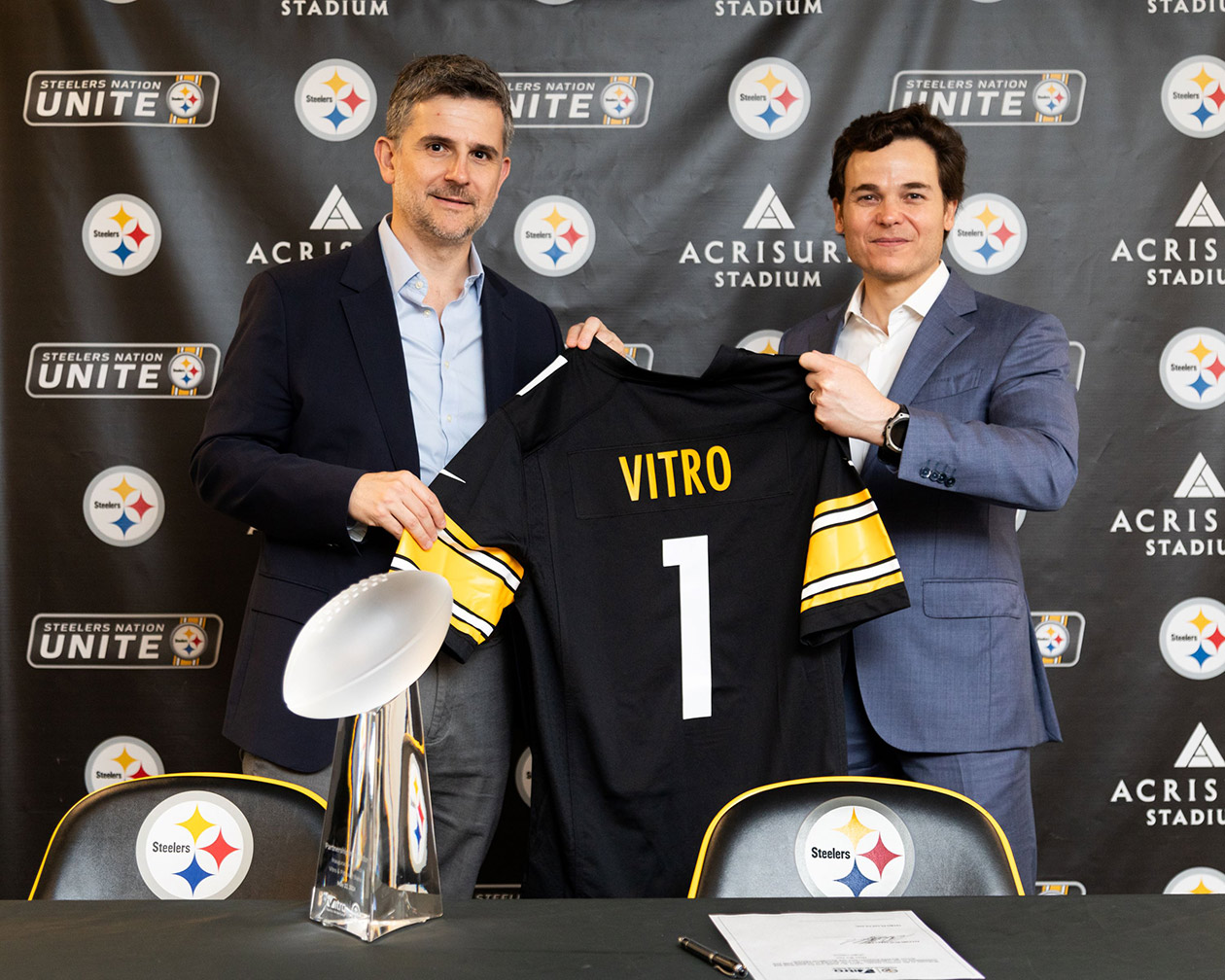 Pictured: Vitro Architectural Glass President Ricardo Maiz (left) and Sada (right) with the Vitro customized Steelers jersey. (Photography: Ray Cordero, Mainline Photography)